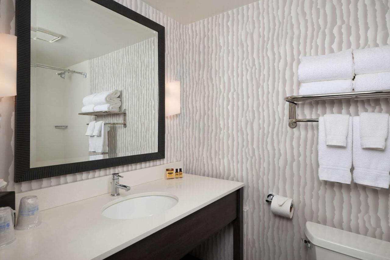 Queen Room with Two Queen Beds with Ocean View at Best Western Plus Agate Beach Inn
