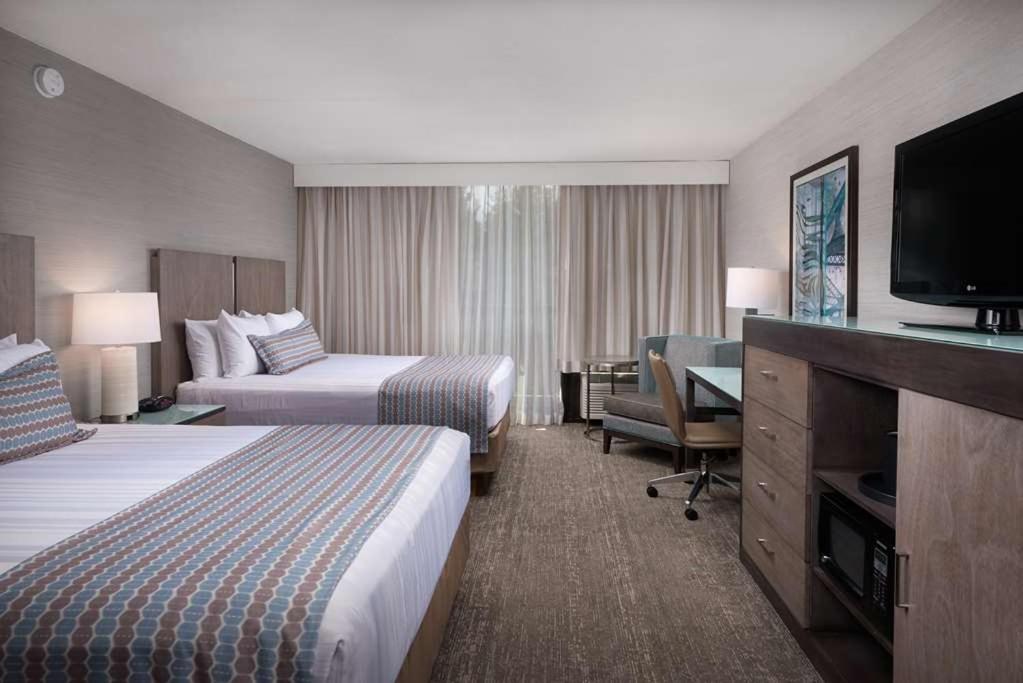Queen Room with Two Queen Beds with Hillside View at Best Western Plus Agate Beach Inn