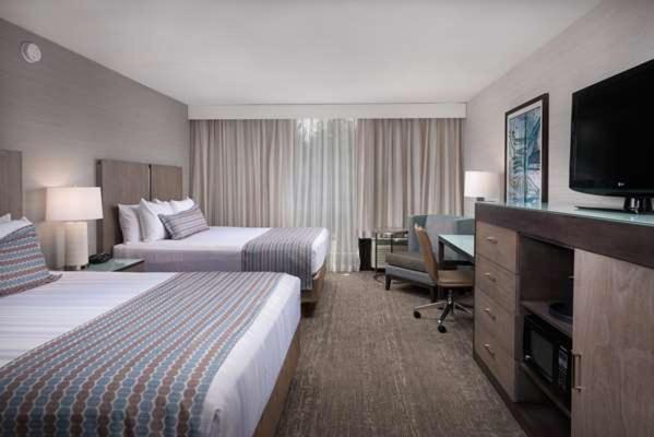 Queen Room with Two Queen Beds with Hillside View at Best Western Plus Agate Beach Inn