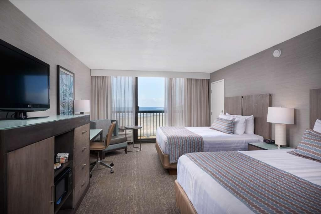 Queen Room with Two Queen Beds with Ocean View at Best Western Plus Agate Beach Inn