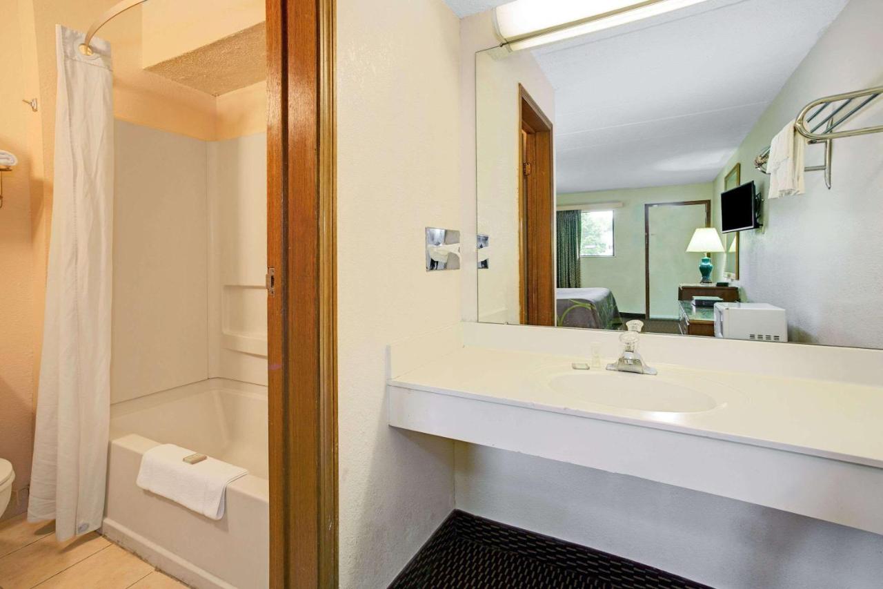 | Super 8 by Wyndham Fort Mitchell Cincinnati Area