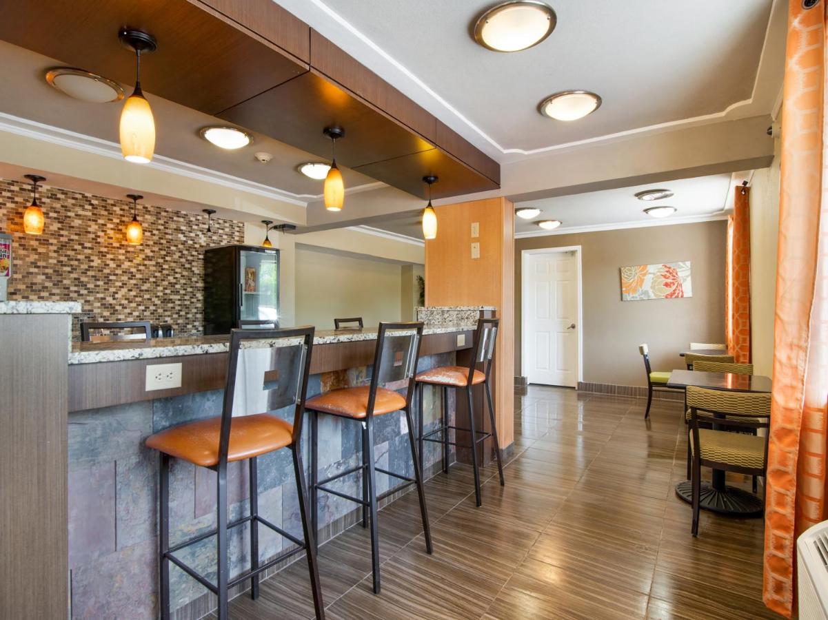 | OYO Hotel Indianapolis International Airport