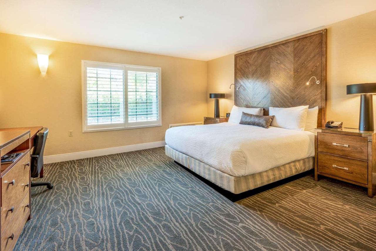 King Room with Walk-in Shower - Disability Access at Best Western Plus Stevenson Manor