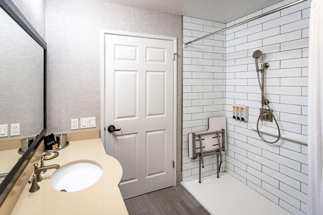 King Room with Roll-In Shower - Disability Access at Best Western Plus Stevenson Manor