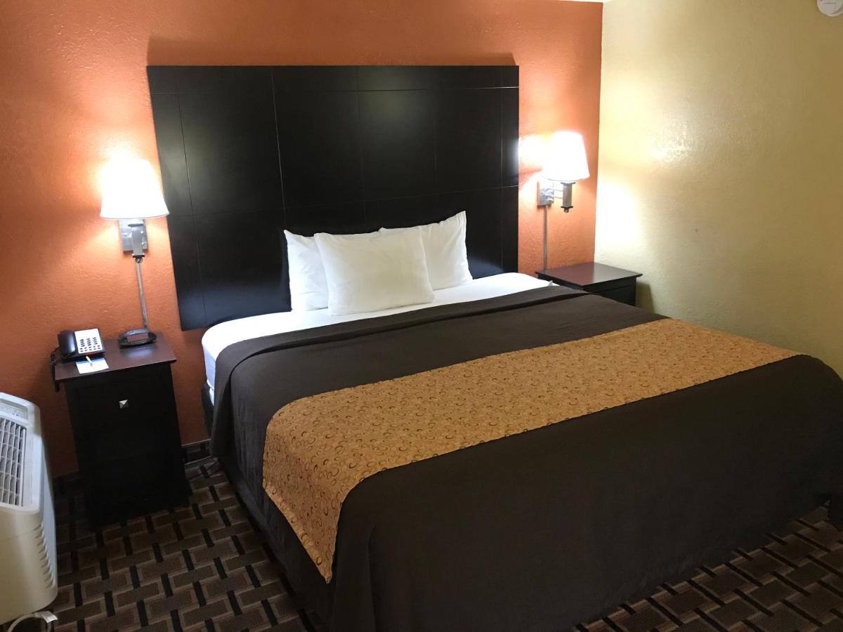 King Room - Non-Smoking at Days Inn by Wyndham Joplin