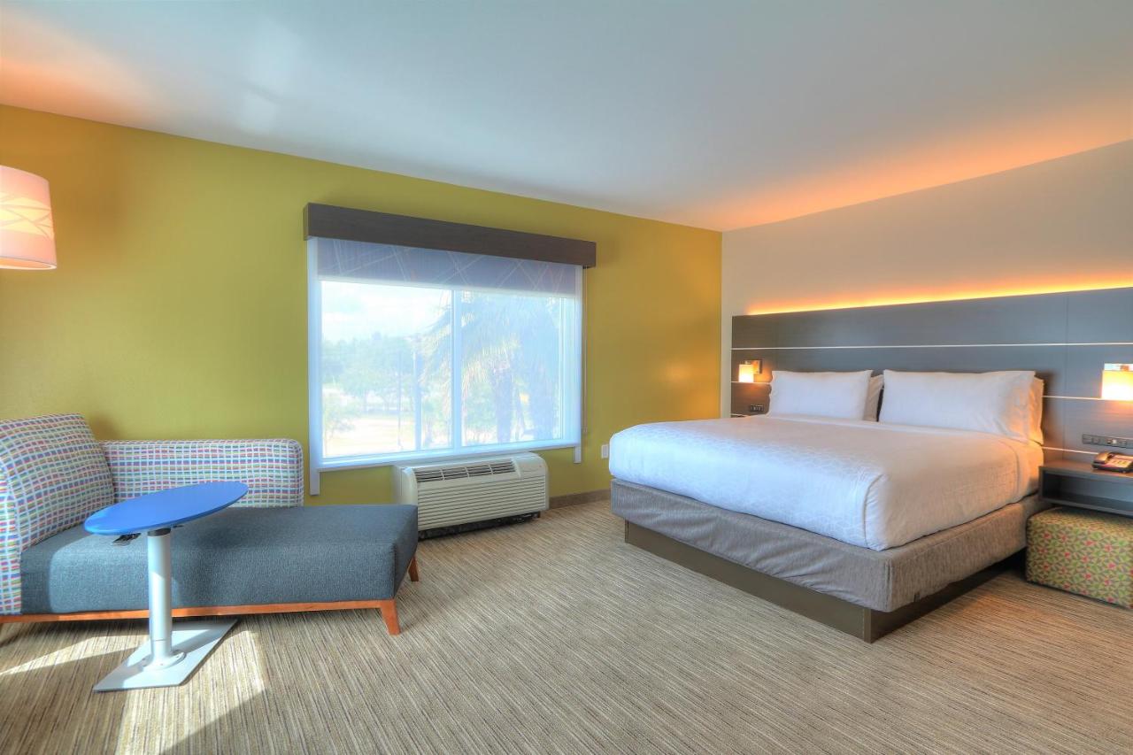King Room with Whirlpool at Holiday Inn Express Hotel & Suites Mobile/Saraland by IHG