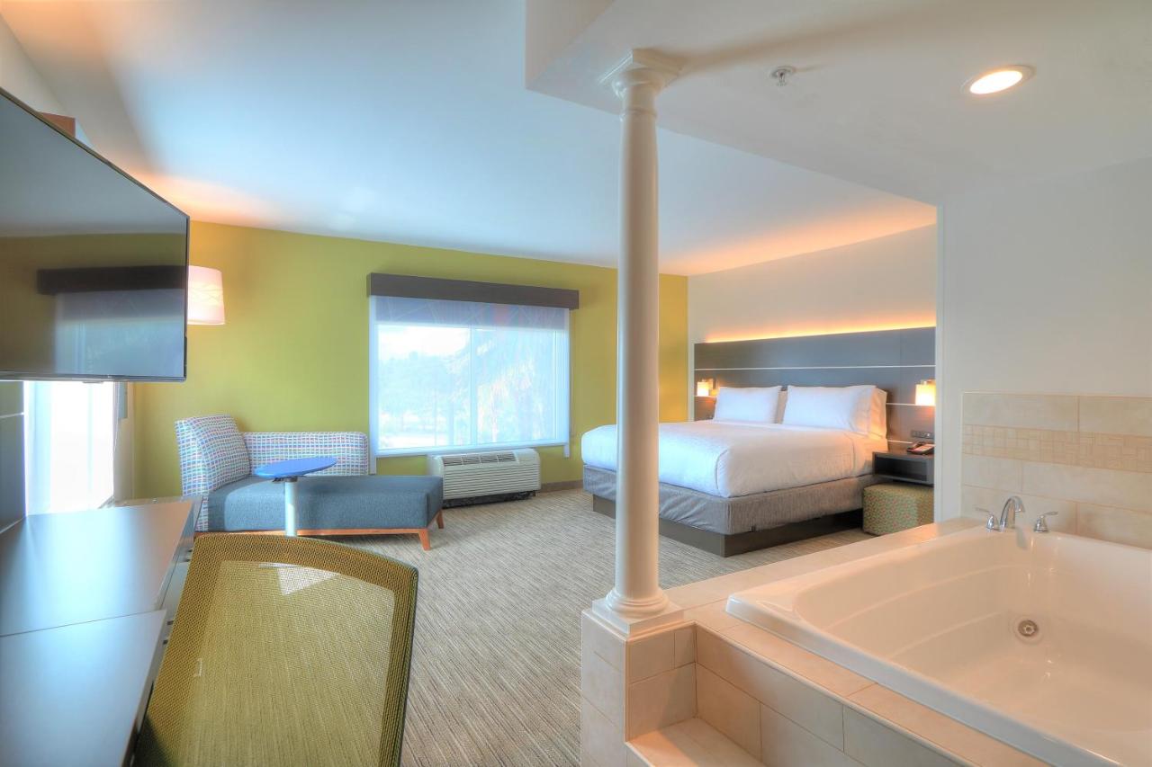 King Room with Whirlpool at Holiday Inn Express Hotel & Suites Mobile/Saraland by IHG