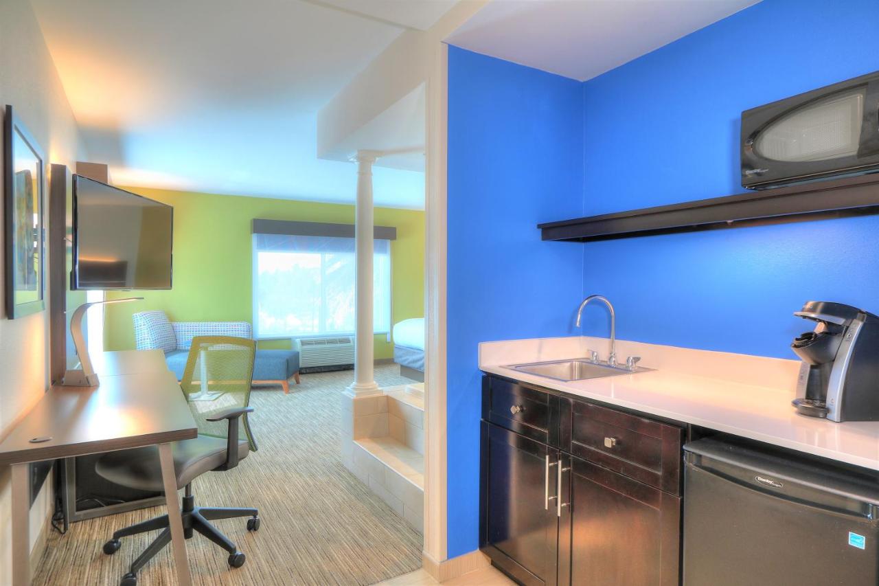King Room with Whirlpool at Holiday Inn Express Hotel & Suites Mobile/Saraland by IHG
