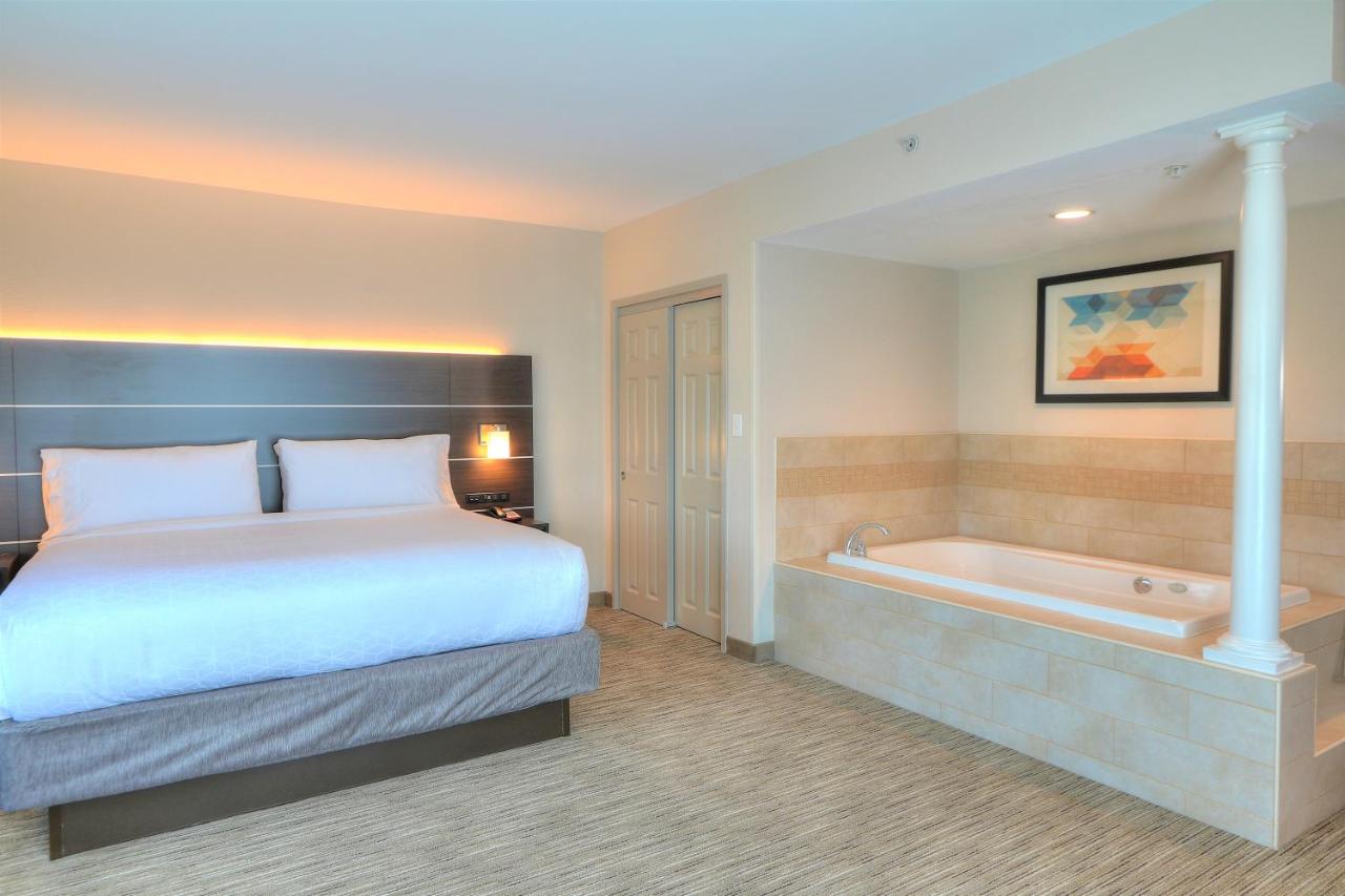 King Room with Whirlpool at Holiday Inn Express Hotel & Suites Mobile/Saraland by IHG