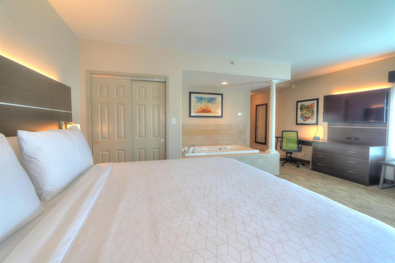 King Room with Whirlpool at Holiday Inn Express Hotel & Suites Mobile/Saraland by IHG