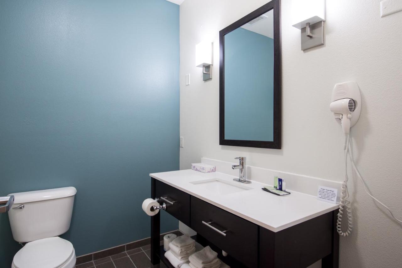 King Room at Sleep Inn & Suites Washington near Peoria