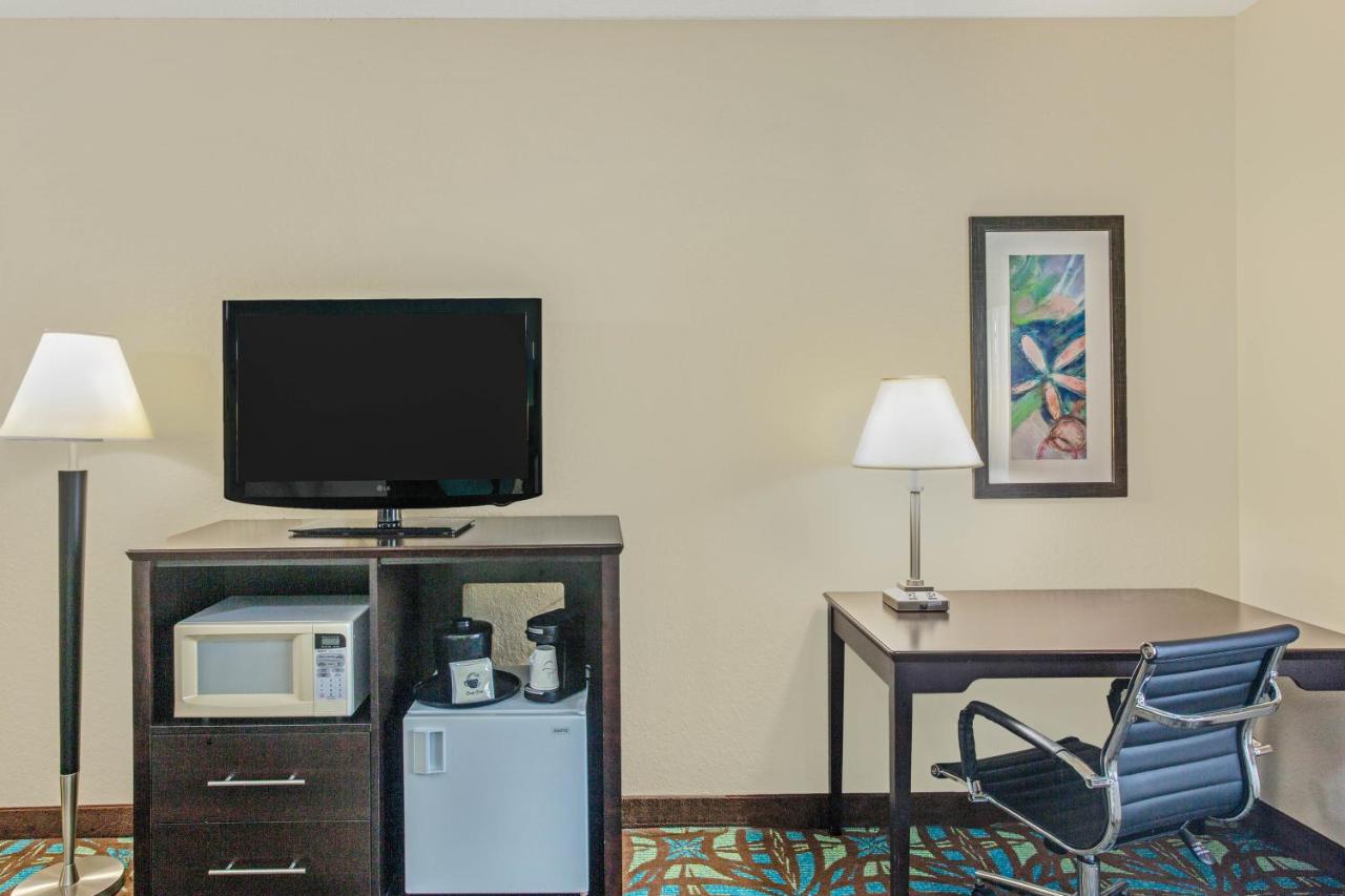 Queen Room with Two Queen Beds, Roll In Shower - Accessible/Non Smoking at Comfort Inn & Suites Sarasota I75