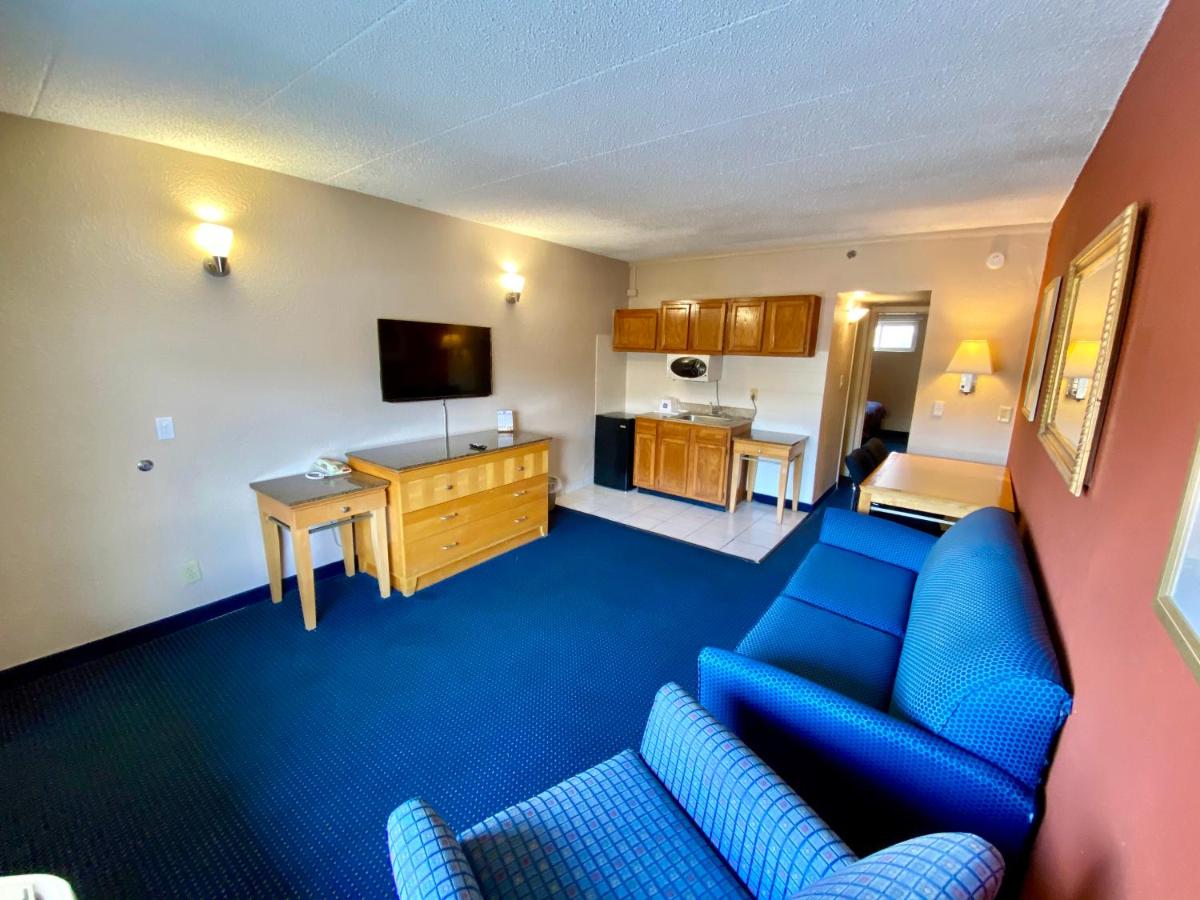 One-Bedroom Suite at Breeze Inn & Suites, Virginia Beach