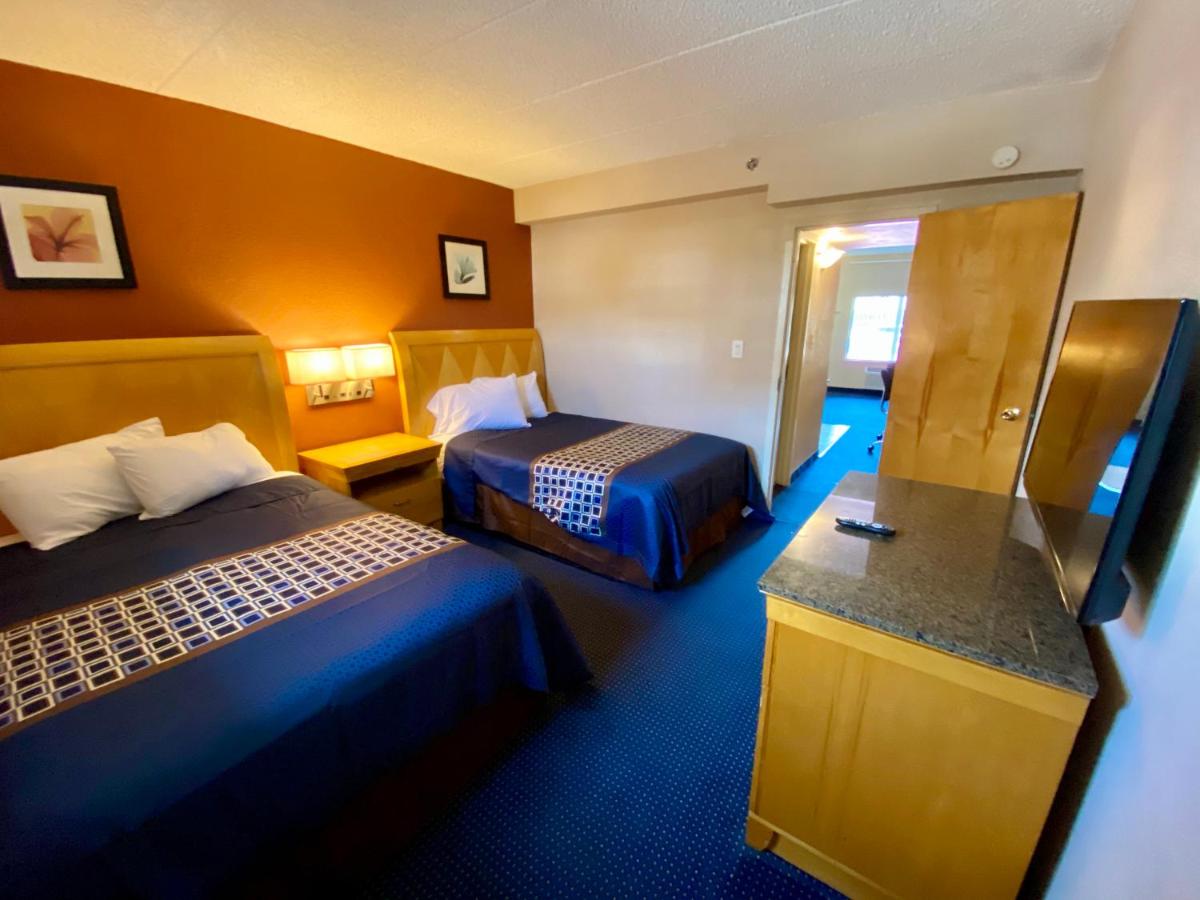 One-Bedroom Suite at Breeze Inn & Suites, Virginia Beach