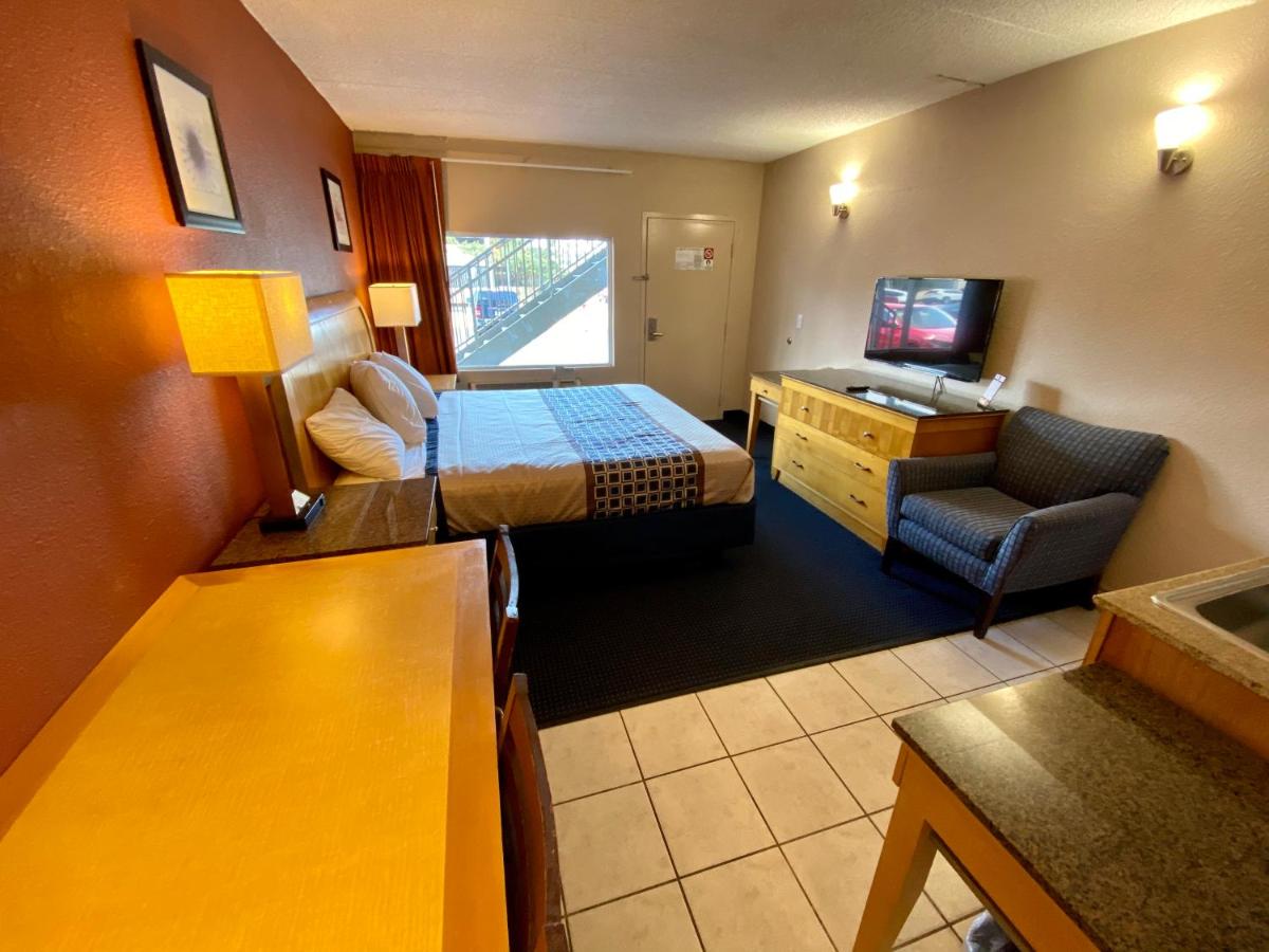 Deluxe King Room at Breeze Inn & Suites, Virginia Beach