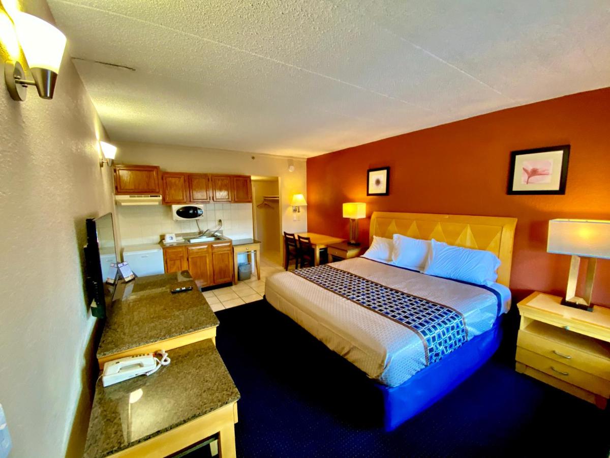 Deluxe King Room at Breeze Inn & Suites, Virginia Beach
