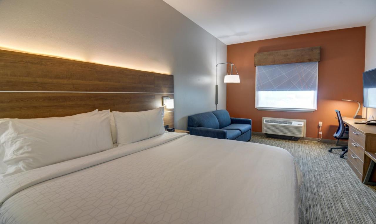 Suite - Mobility Access Roll in Shower/Non-Smoking at Holiday Inn Express & Suites Foley by IHG