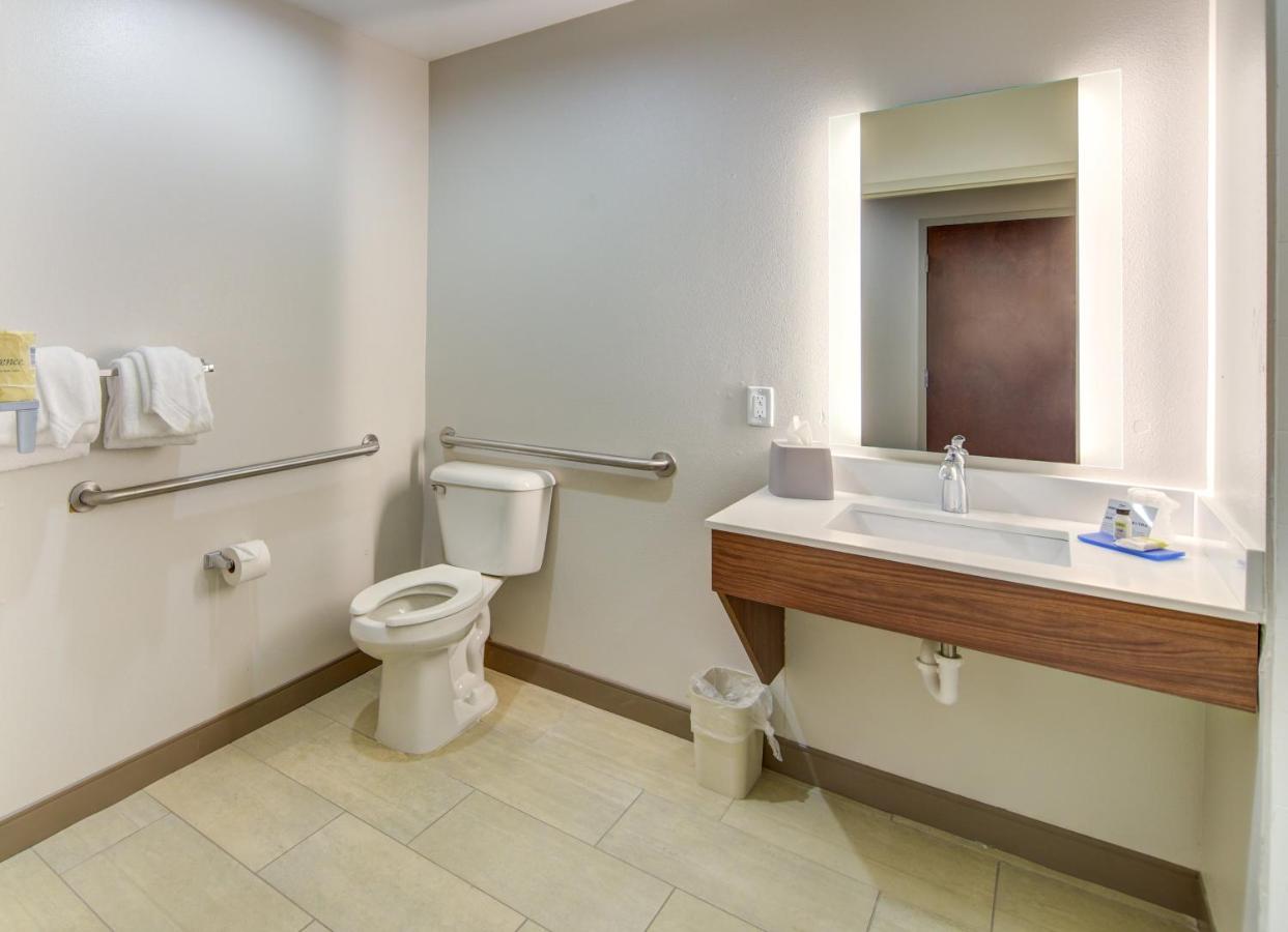 Deluxe King Room - Mobility Access at Holiday Inn Express & Suites Foley by IHG
