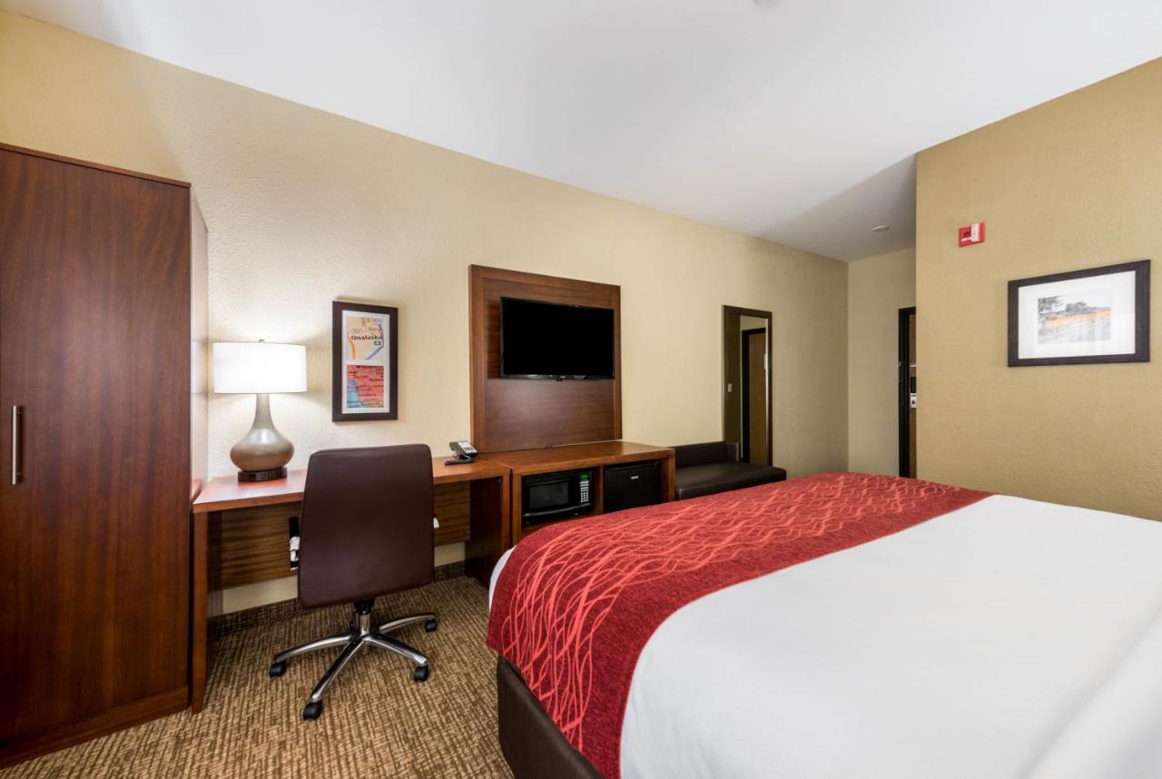 King Room - Accessible/Non-Smoking at Comfort Inn Onalaska - La Crosse Area