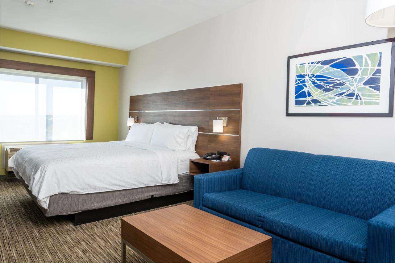 Executive King Room with Sofa Bed and Balcony at Holiday Inn Express San Clemente N – Beach Area by IHG