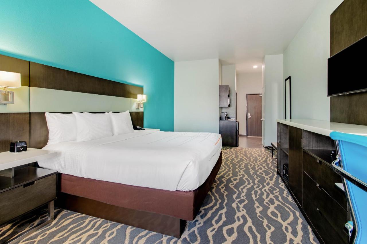King Room with Roll-In Shower - Mobility/Hearing Accessible - Non-Smoking at La Quinta Inn & Suites by Wyndham Northlake Fort Worth