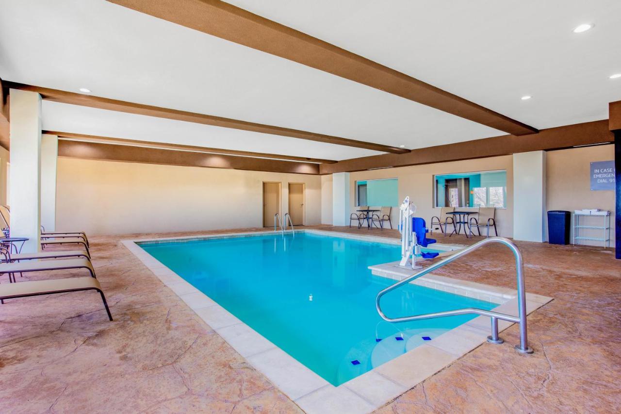 King Room with Roll-In Shower - Mobility/Hearing Accessible - Non-Smoking at La Quinta Inn & Suites by Wyndham Northlake Fort Worth