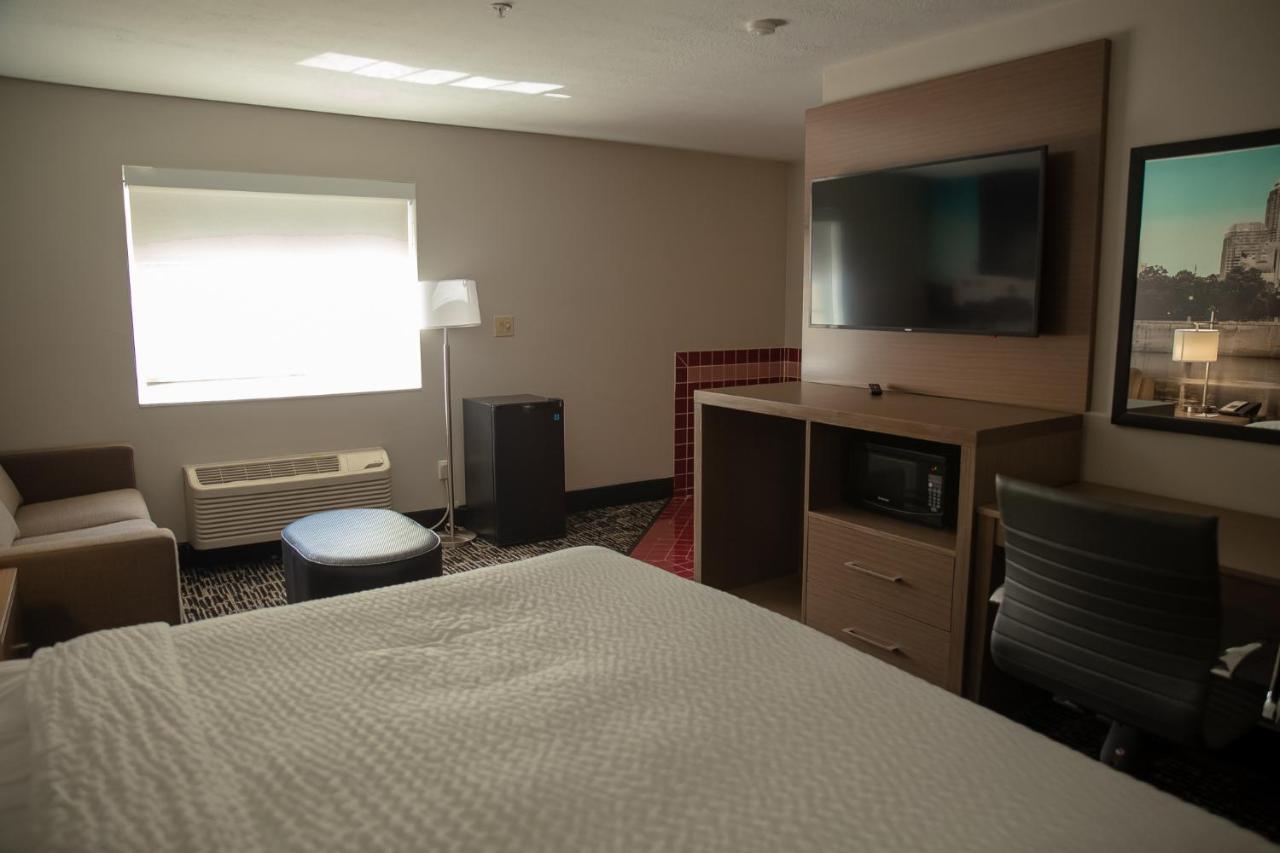 King Suite with Hot Tub and Sofa Bed - Non-Smoking at Clarion Pointe Indianapolis Airport