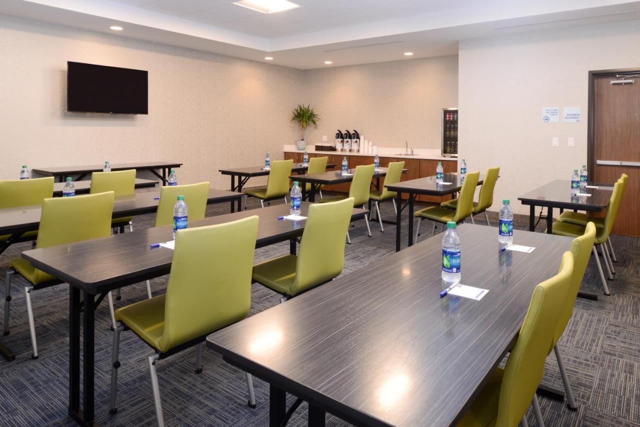 | Holiday Inn Express & Suites St. Petersburg - Madeira Beach, an IHG Hotel