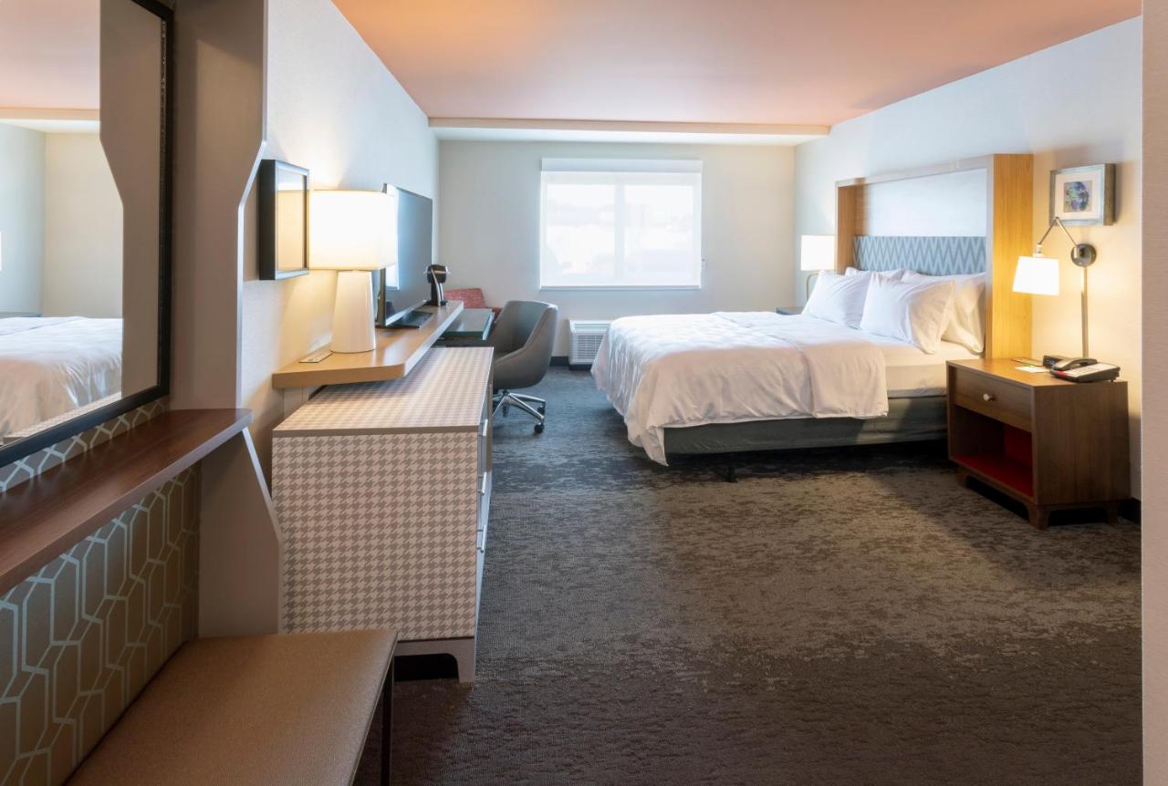 Queen Room - Mobility Access Roll in Shower/Non-Smoking at Holiday Inn Marquette, an IHG Hotel