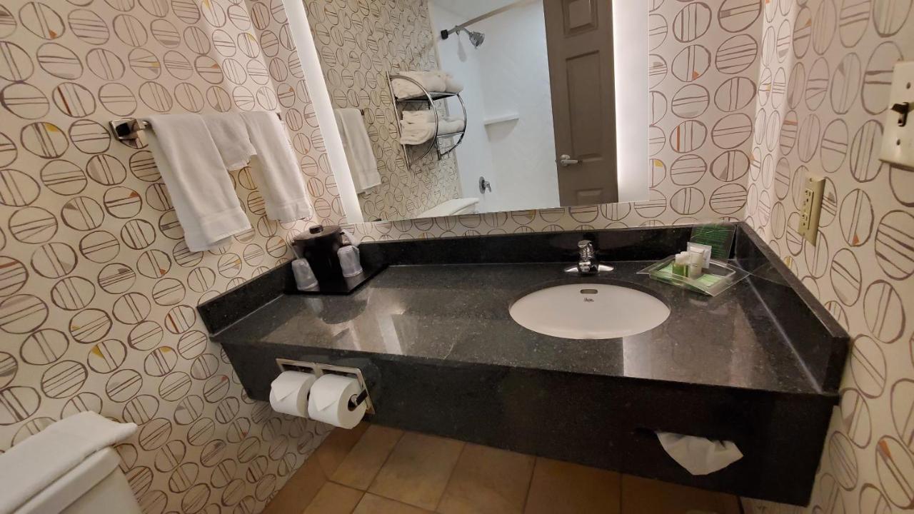 | Holiday Inn Martinsburg, an IHG Hotel