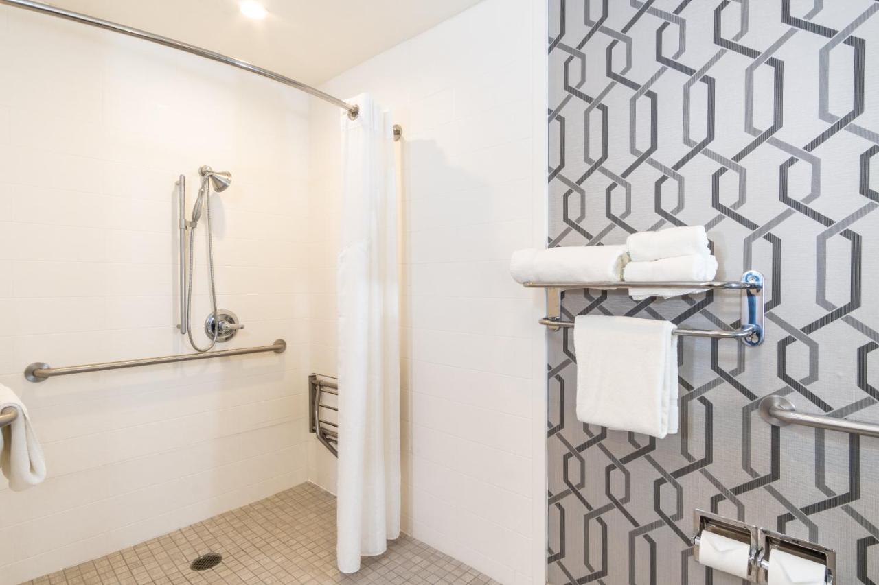 Deluxe King Room - Mobility Access Roll in Shower/Non-Smoking at Holiday Inn Express Hotel & Suites Hollywood Walk of Fame by IHG