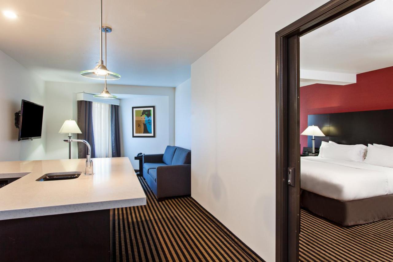 One-Bedroom Suite at Holiday Inn Express Hotel & Suites Hollywood Walk of Fame by IHG