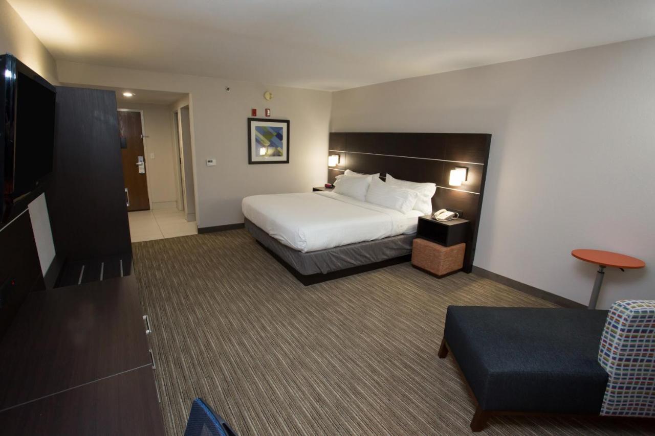 King Room - Hearing Accessible - Non-Smoking at Holiday Inn Express Wilmington by IHG