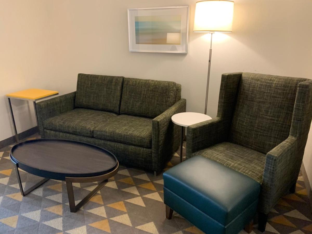 | Holiday Inn Martinsburg, an IHG Hotel