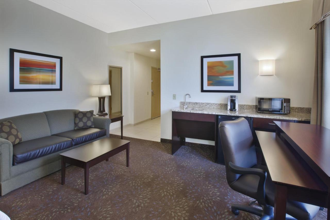 Deluxe Twin Room - Mobility Access Tub at Holiday Inn Express & Suites Geneva Finger Lakes, an IHG Hotel