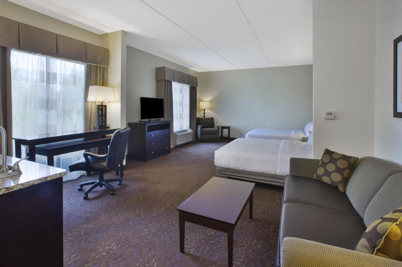 Deluxe Twin Room - Mobility Access Tub at Holiday Inn Express & Suites Geneva Finger Lakes, an IHG Hotel