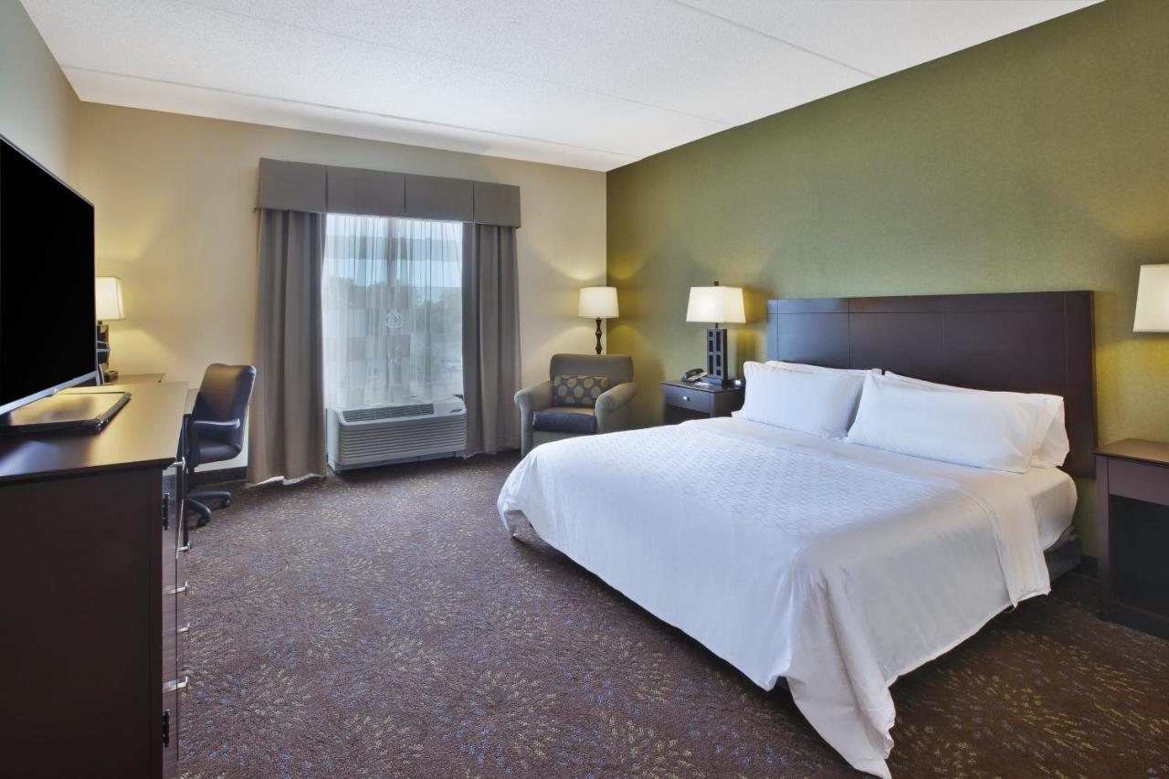 King Room - Mobility Access Tub - Non-Smoking at Holiday Inn Express & Suites Geneva Finger Lakes, an IHG Hotel