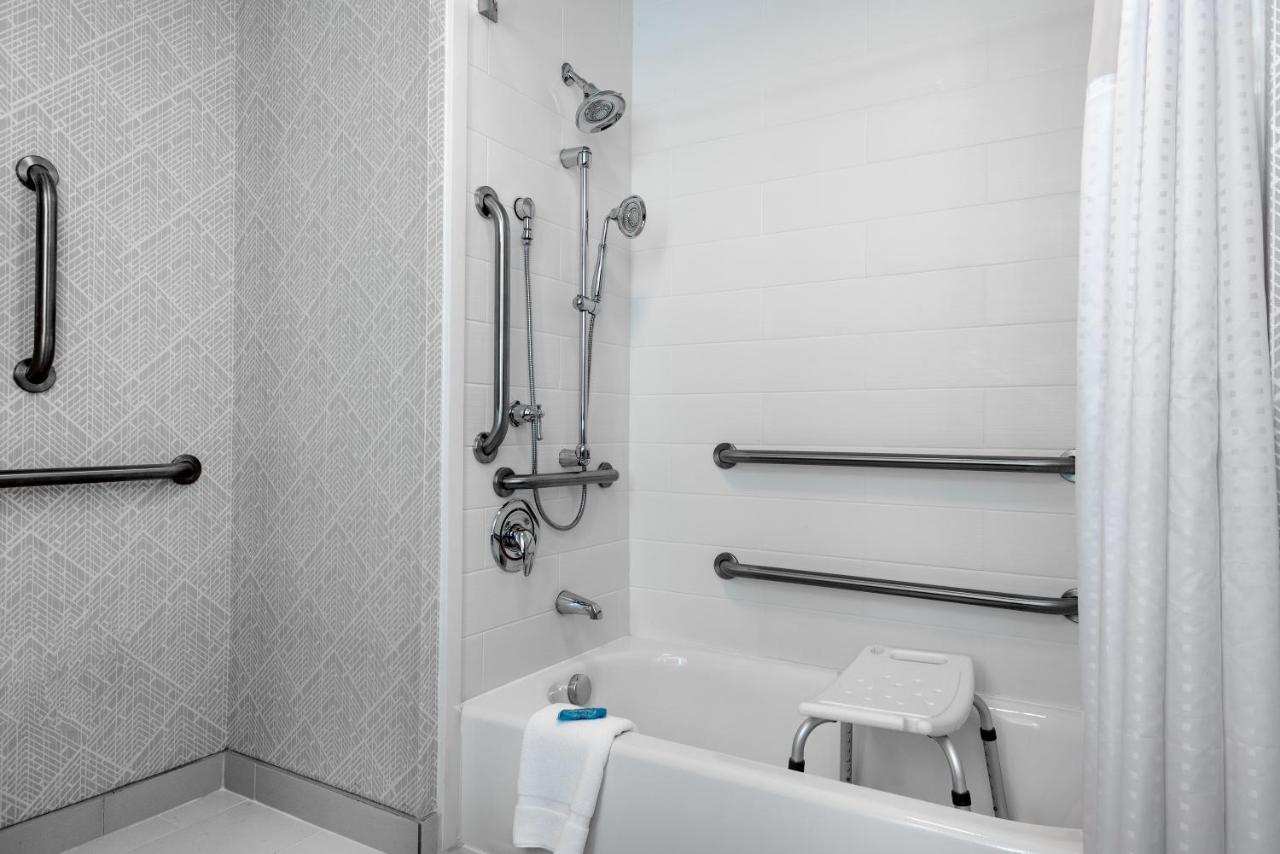 Deluxe Twin Room - Mobility Access Tub at Holiday Inn Express & Suites Charlotte Airport by IHG