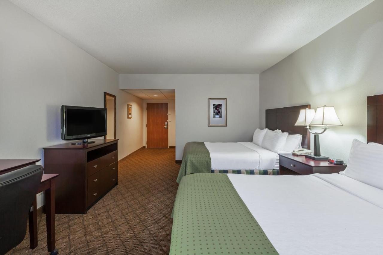 Queen Room with Two Queen Beds with Roll-In Shower Mobility Access/Hearing Accessible at Holiday Inn Springdale/Fayetteville Area, an IHG Hotel