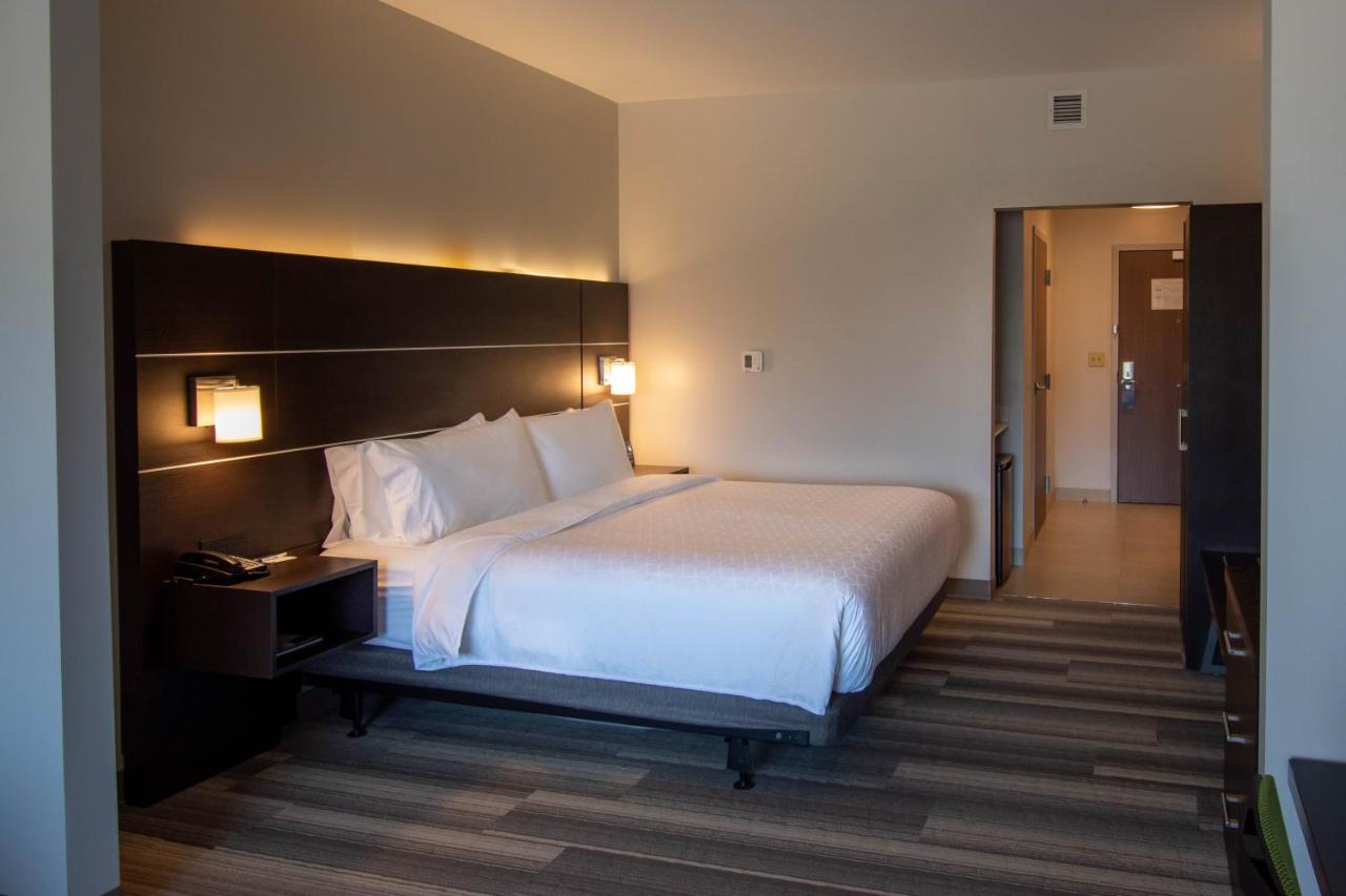 Deluxe Suite - Mobility Accessible - Non-Smoking at Holiday Inn Express & Suites Tonawanda - Buffalo Area, an IHG Hotel