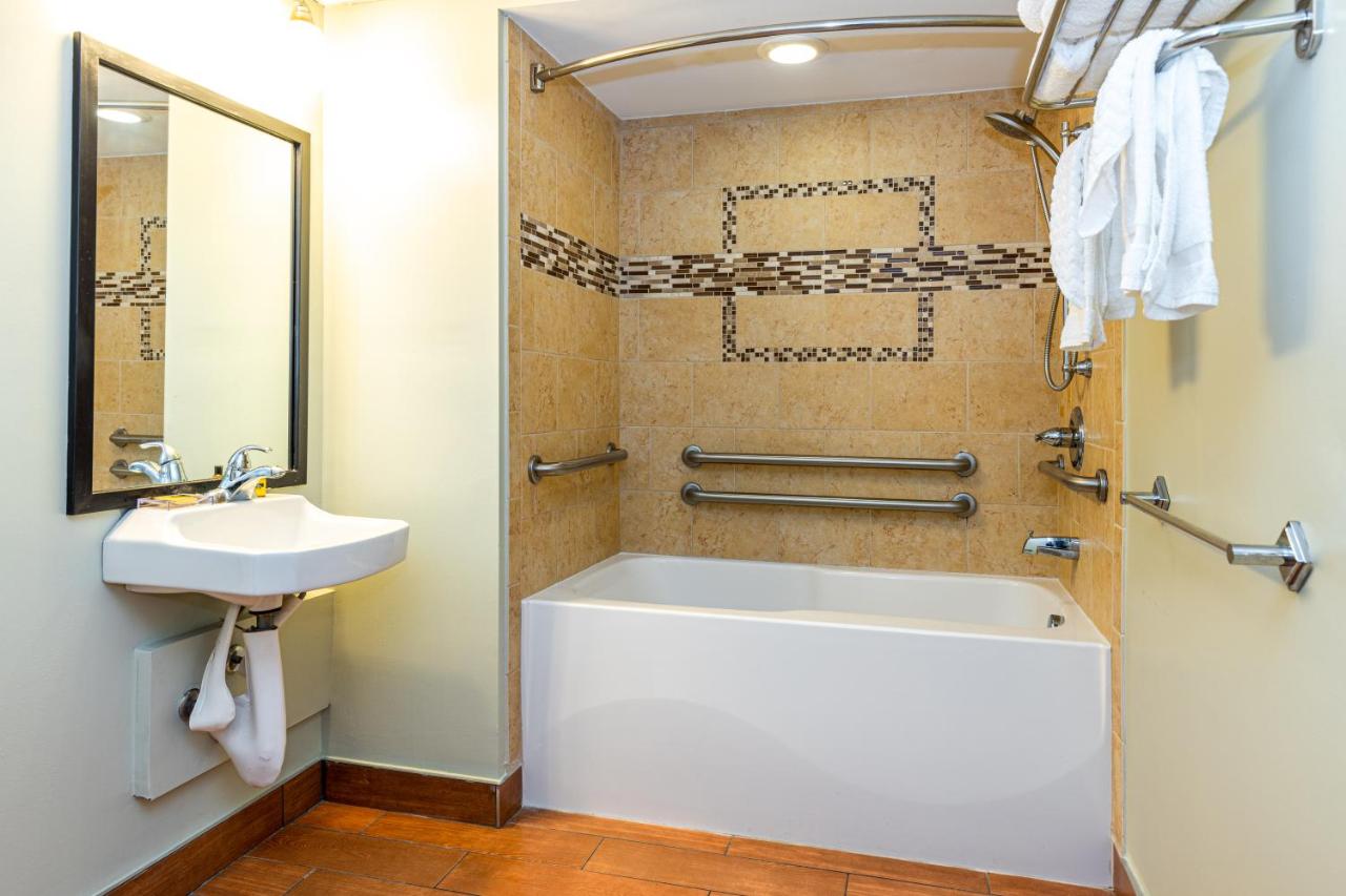 King Room - Disability Access/Non-Smoking at Sandcastle Resort On The Beach