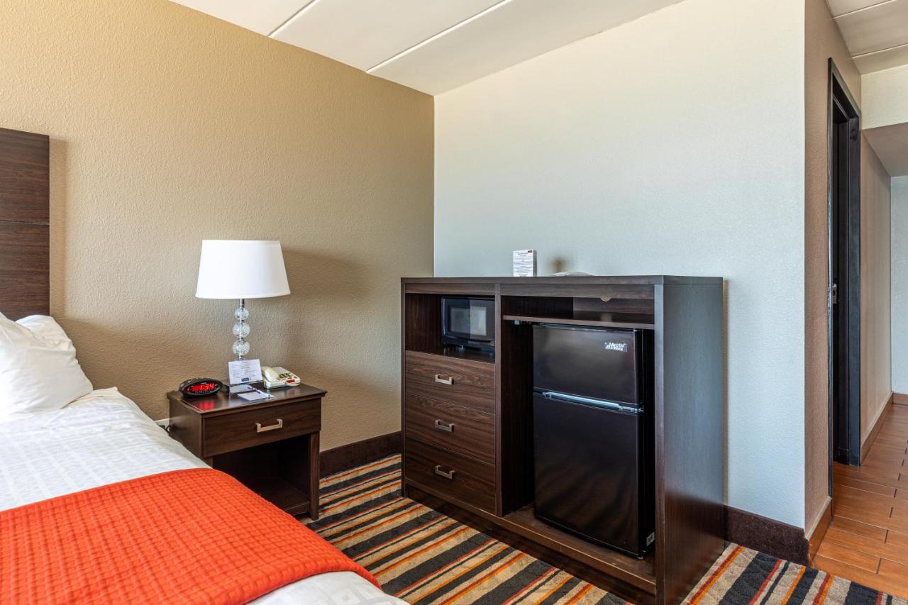 King Room with Roll-In Shower - Disability Access at Sandcastle Resort On The Beach