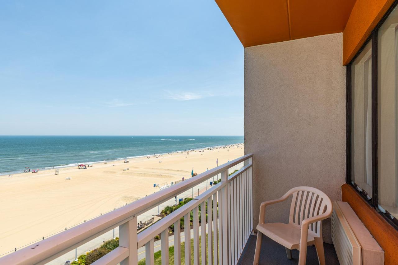 King Room with Roll-In Shower - Disability Access at Sandcastle Resort On The Beach