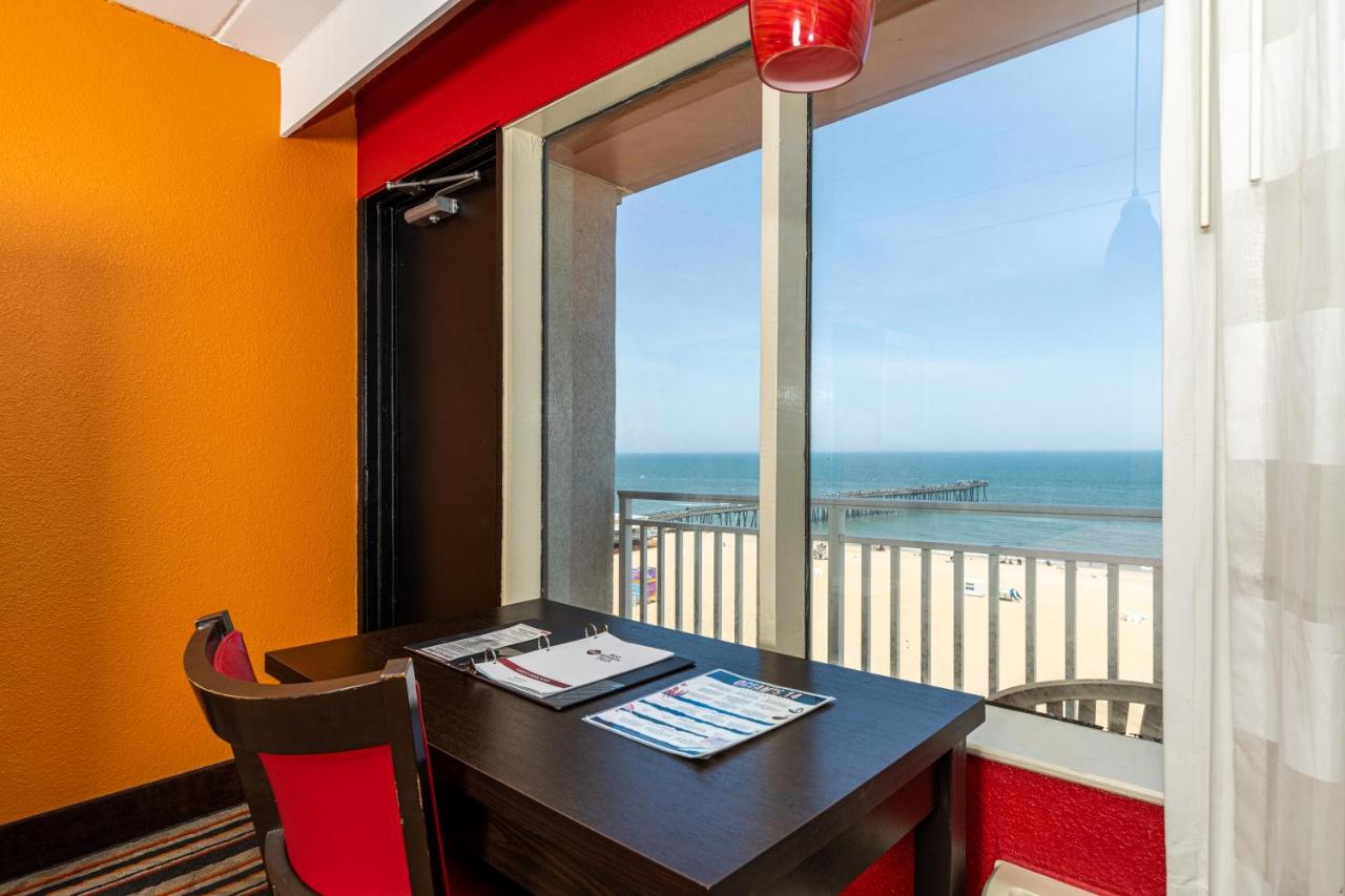 King Room with Roll-In Shower - Disability Access at Sandcastle Resort On The Beach