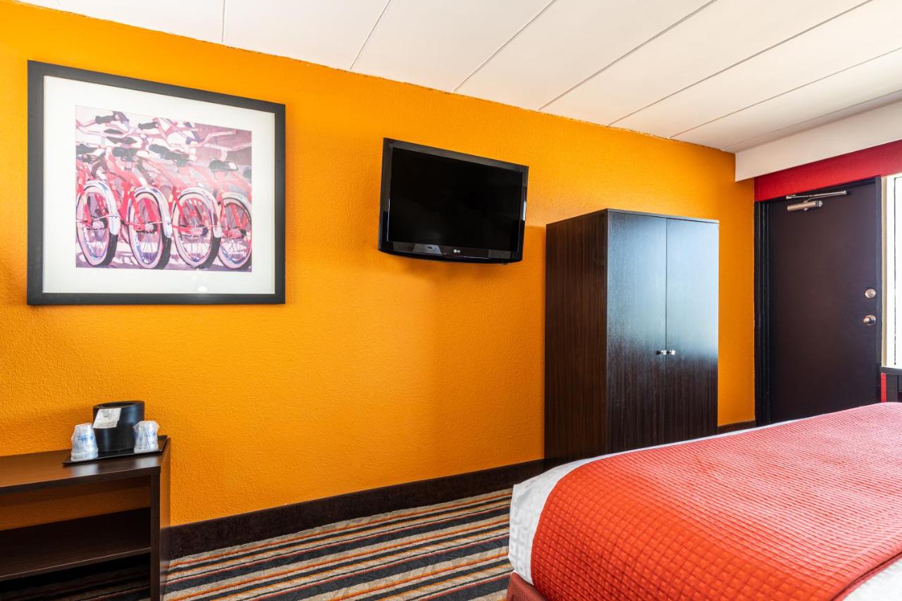 King Room with Roll-In Shower - Disability Access at Sandcastle Resort On The Beach