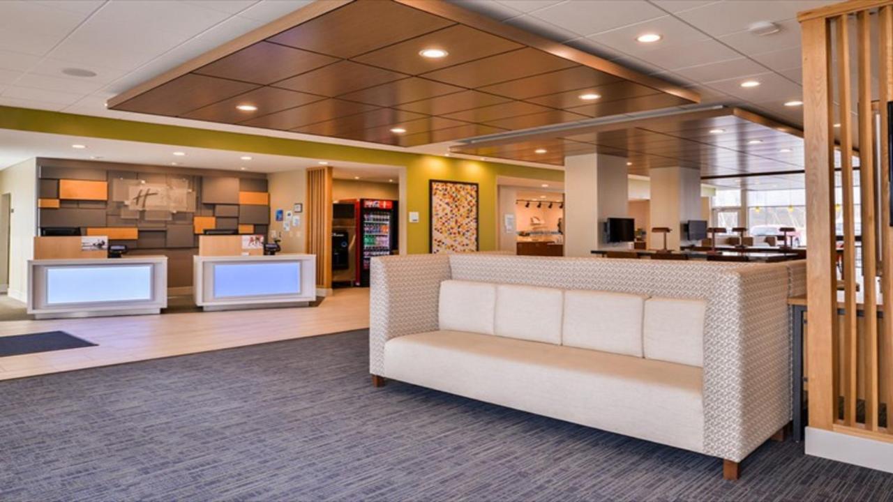 | Holiday Inn Express & Suites - Parkersburg East, an IHG Hotel