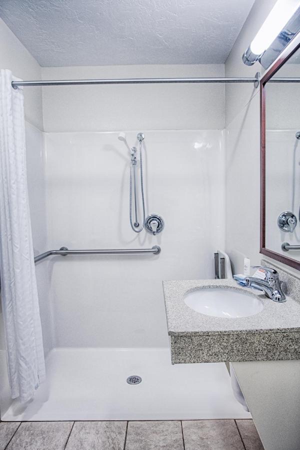 Queen Studio Suite - Mobility Access Roll in Shower/Non-Smoking at Candlewood Suites Fargo-N. Dakota State University, an IHG Hotel