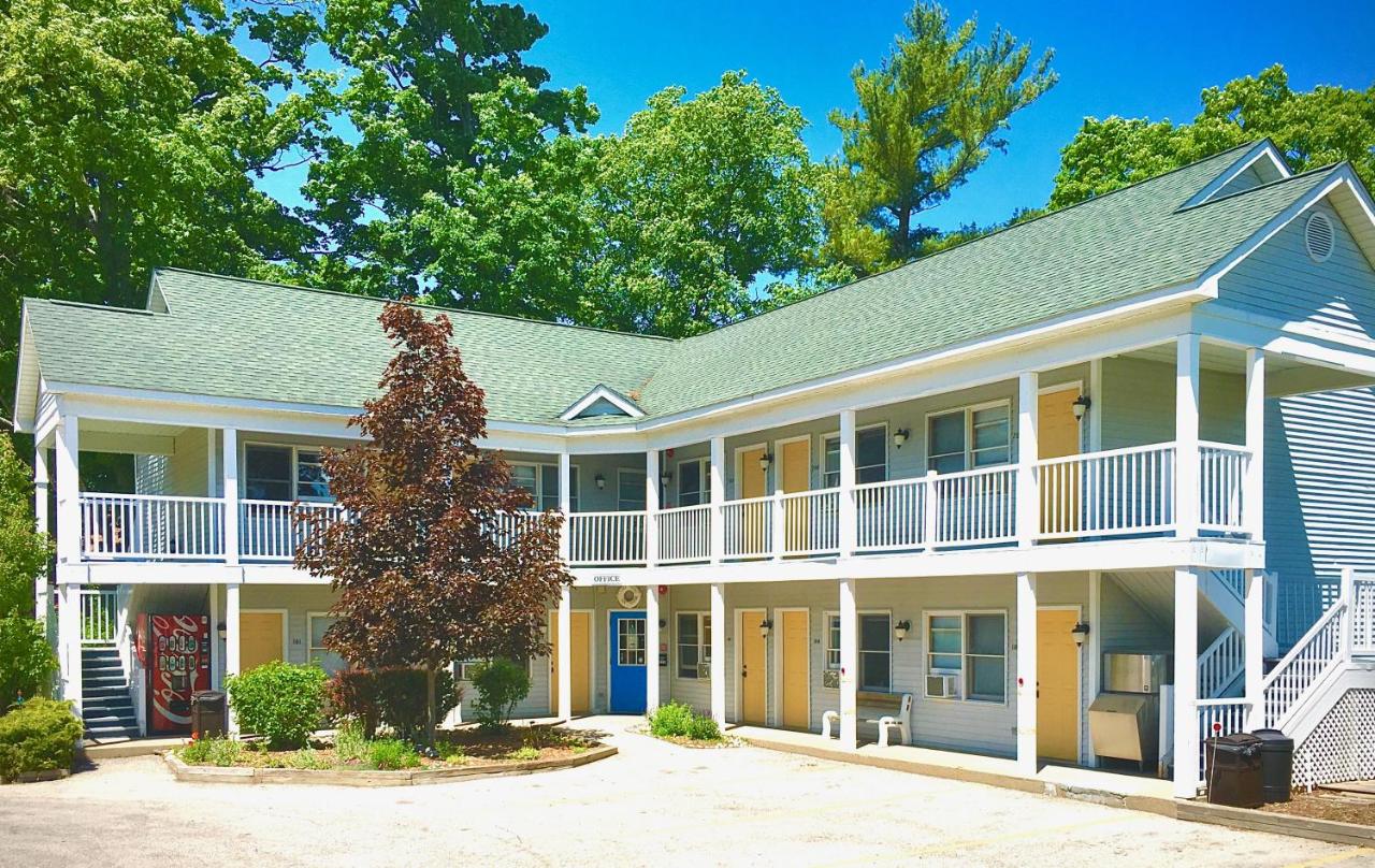 | Empire Lakeshore Inn