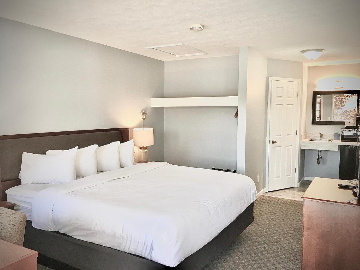 | Empire Lakeshore Inn