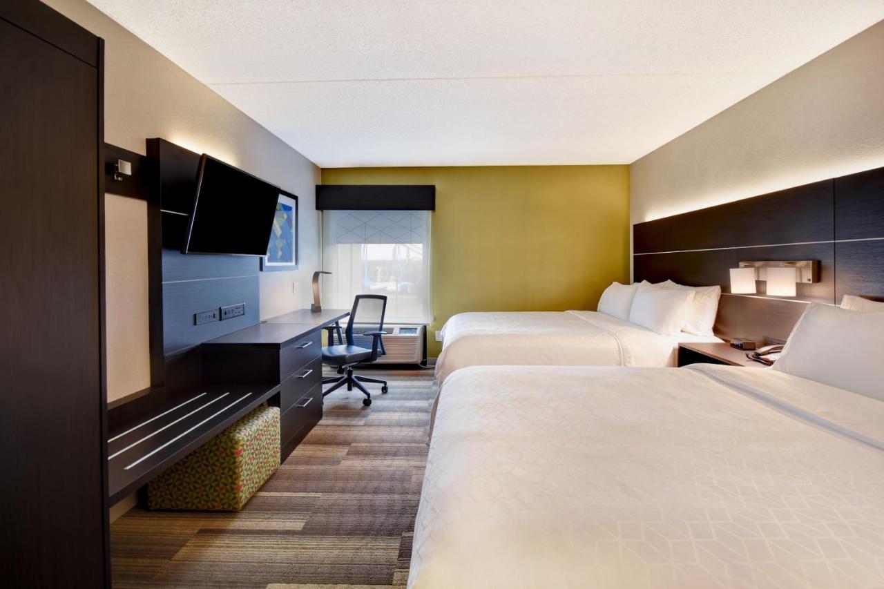 Queen Room with Two Queen Beds at Holiday Inn Express & Suites Allentown-Dorney Park Area by IHG